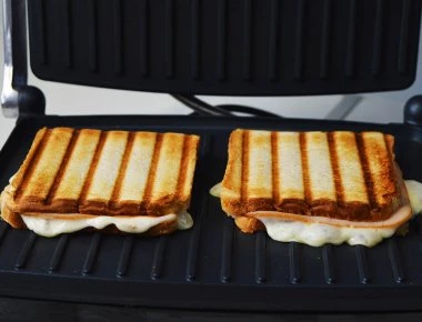 Πως να καθαρίσετε την τοστιέρα σας σε λίγα λέπτα